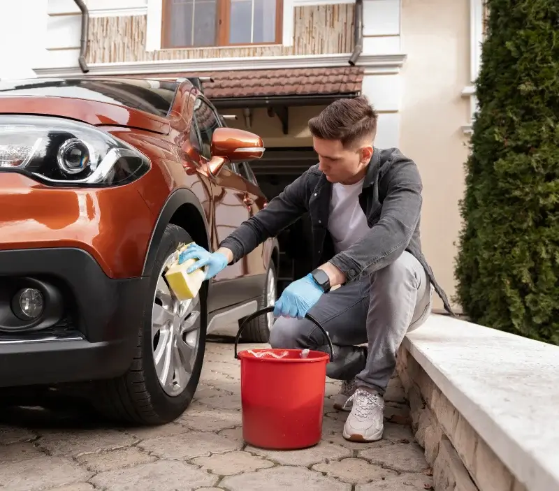 Lavage auto à domicile Grenade-sur-l'Adour : professionnel intervenant sur un véhicule